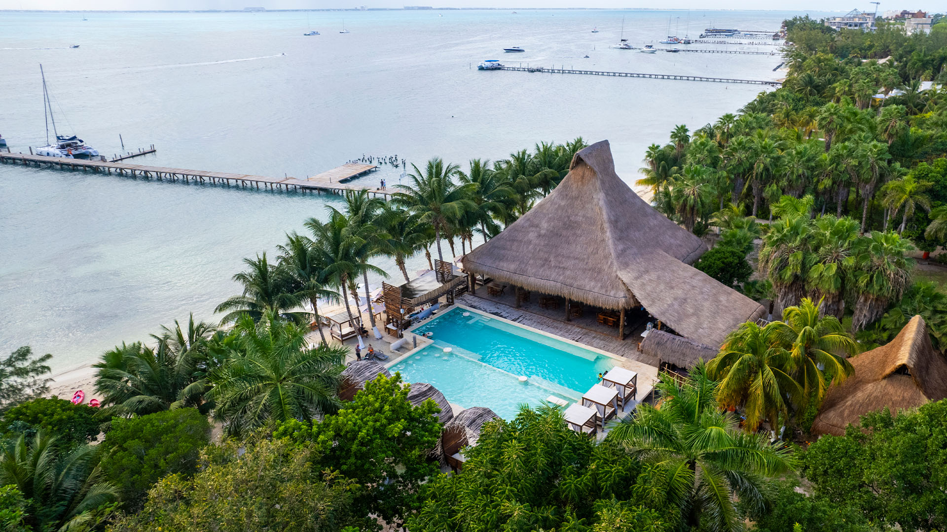 Montaje de mesas para eventos corporativos en la playa