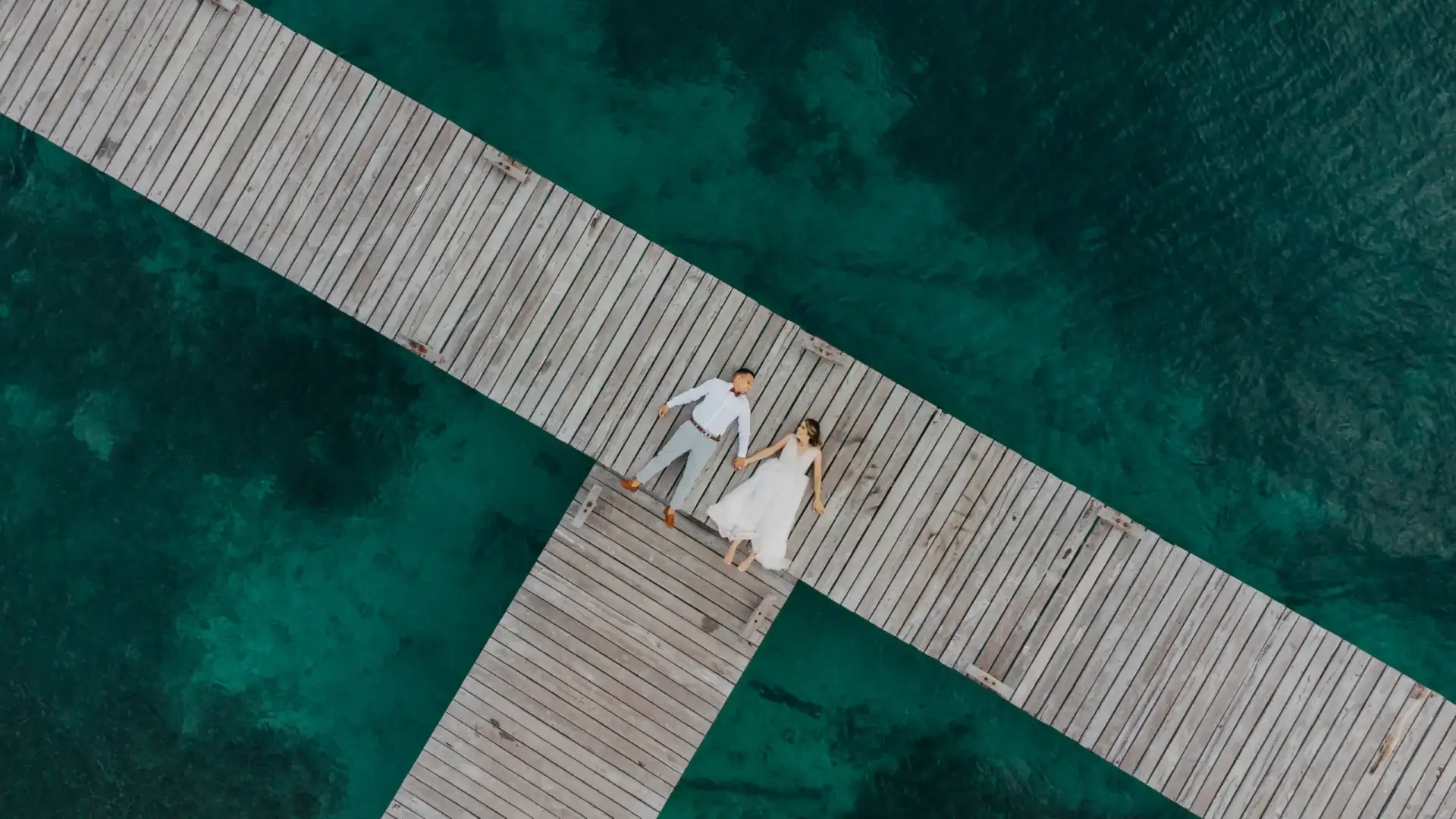 Pareja celebrando su boda en Isla Mujeres